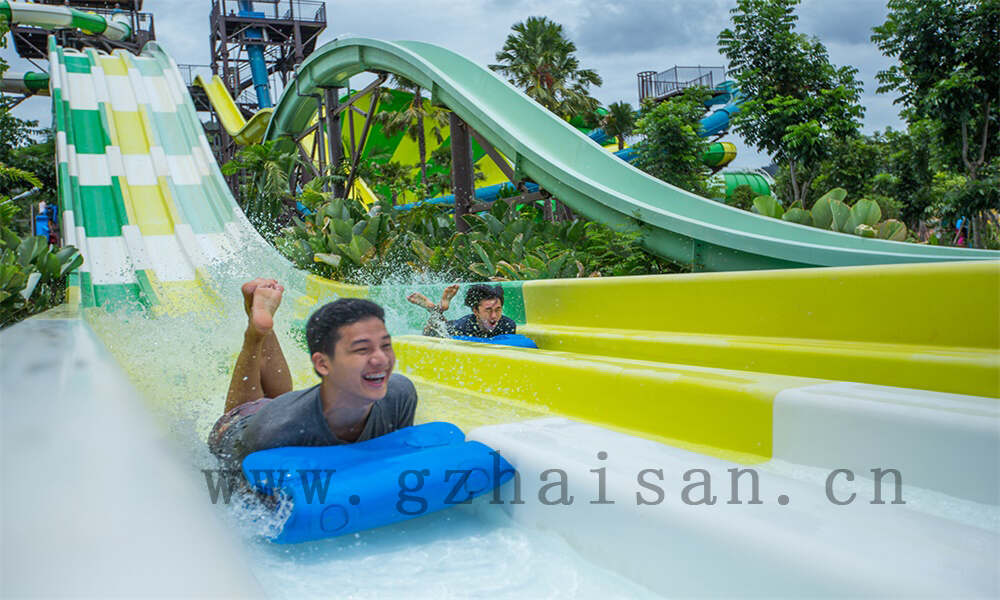 水上滑梯大型盛宴，畅享激流勇进的快感