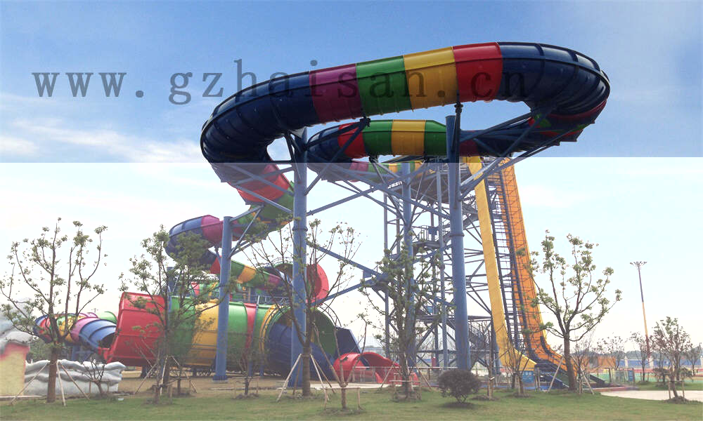 丰富的水上游乐设施随处可见